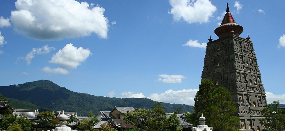 比叡山を望む仏舎利大塔